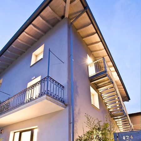 Manzoni 124 Bed&Relax Bed & Breakfast Esine Bagian luar foto